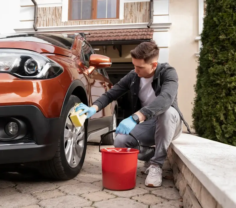 Lavage auto à domicile Pleaux : professionnel intervenant sur un véhicule